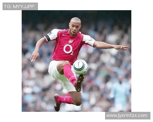 头顶裁判的足球明星如何在绿茵场上逆风翻盘的传奇故事 头顶裁判的足球明星如何在绿茵场上逆风翻盘的传奇故事