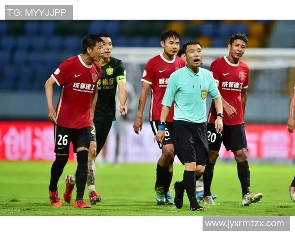 成都足球队团队协作引发热议球迷对战术配合与队员默契提出不同看法 成都足球队团队协作引发热议球迷对战术配合与队员默契提出不同看法